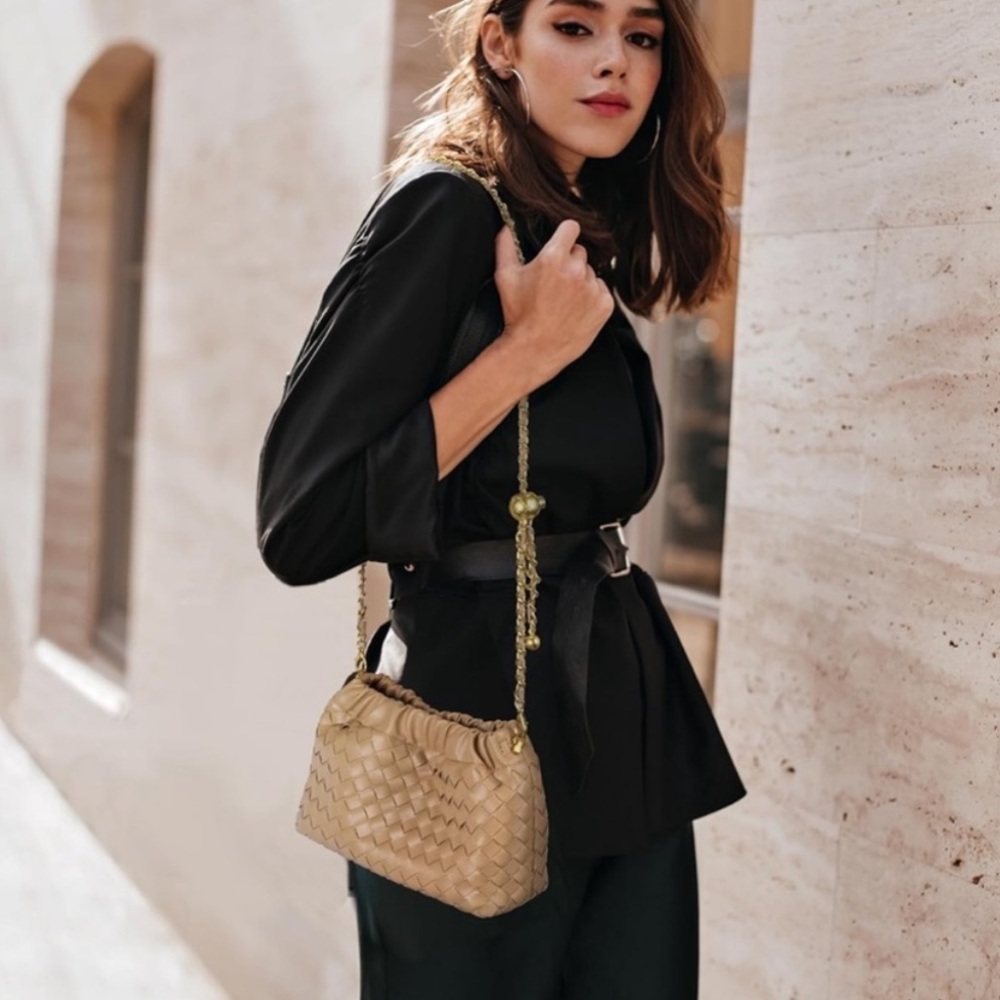 Elegant Tan Woven Shoulder Bag - Picture 2 of 3
